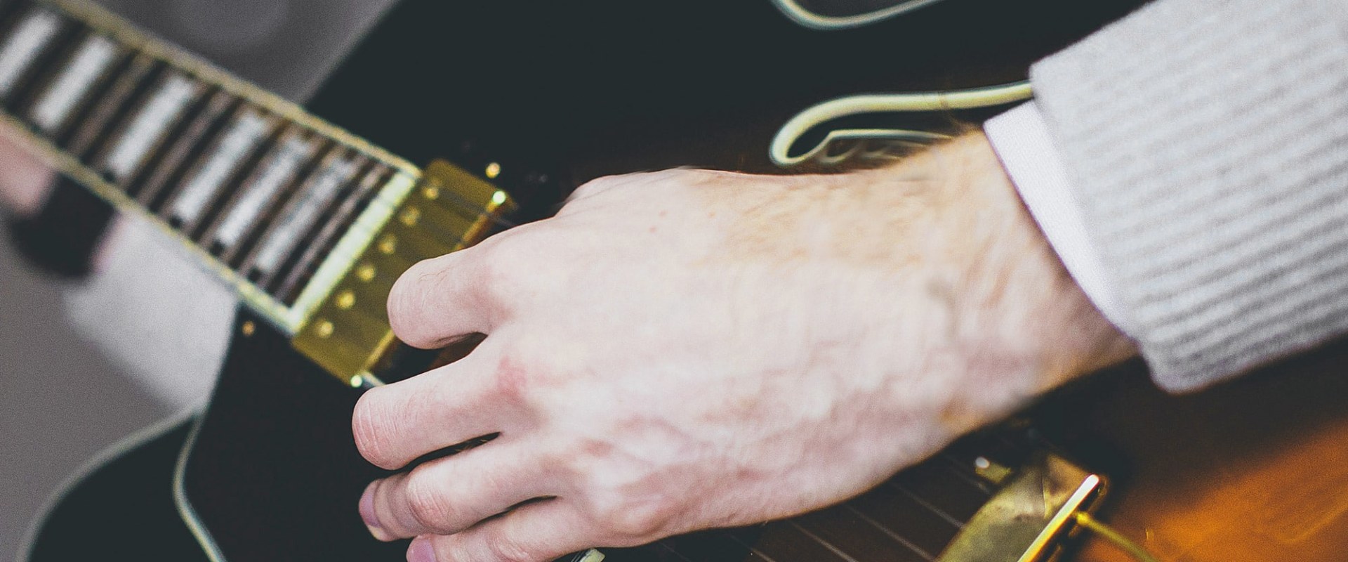 Noten und Skalen verstehen: Ein Leitfaden zur Verbesserung Ihrer Gitarrenfähigkeiten