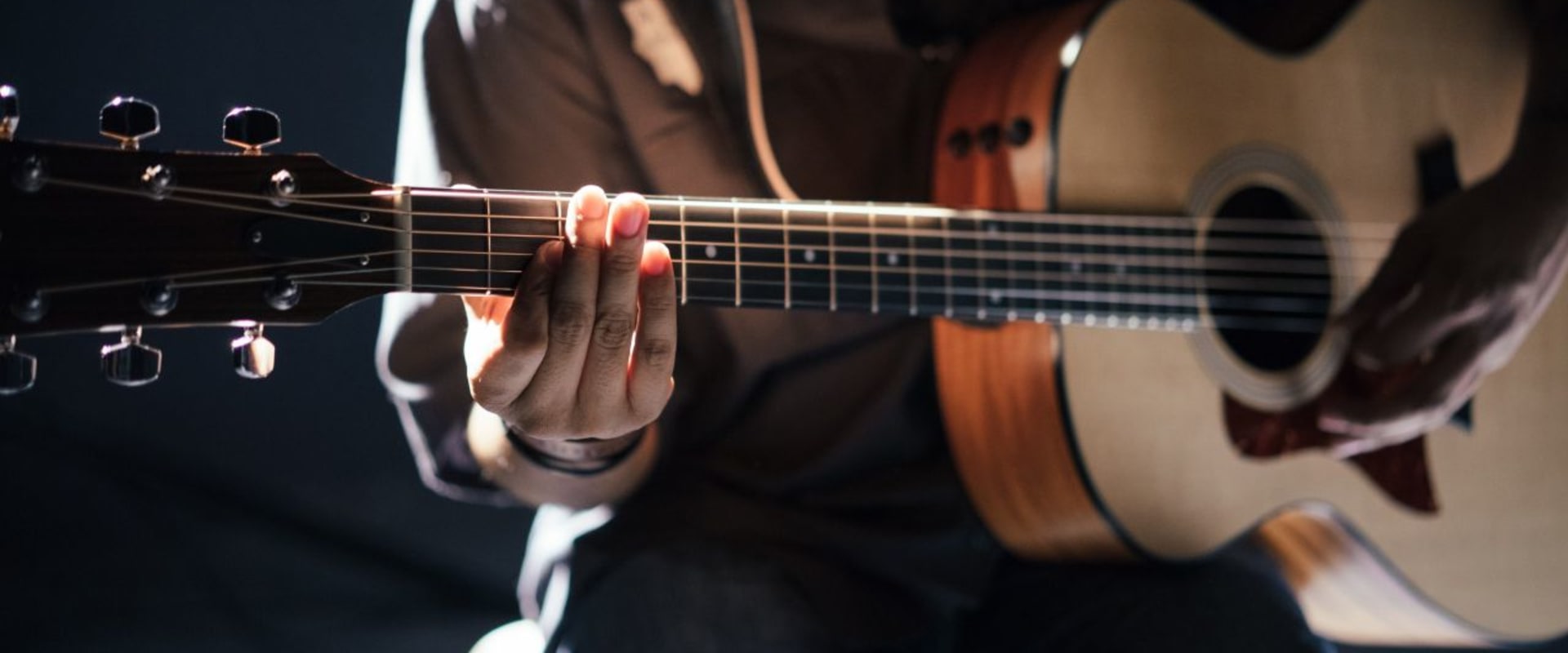 Einfache Songs für Anfänger: Gitarre spielen lernen wie ein Profi