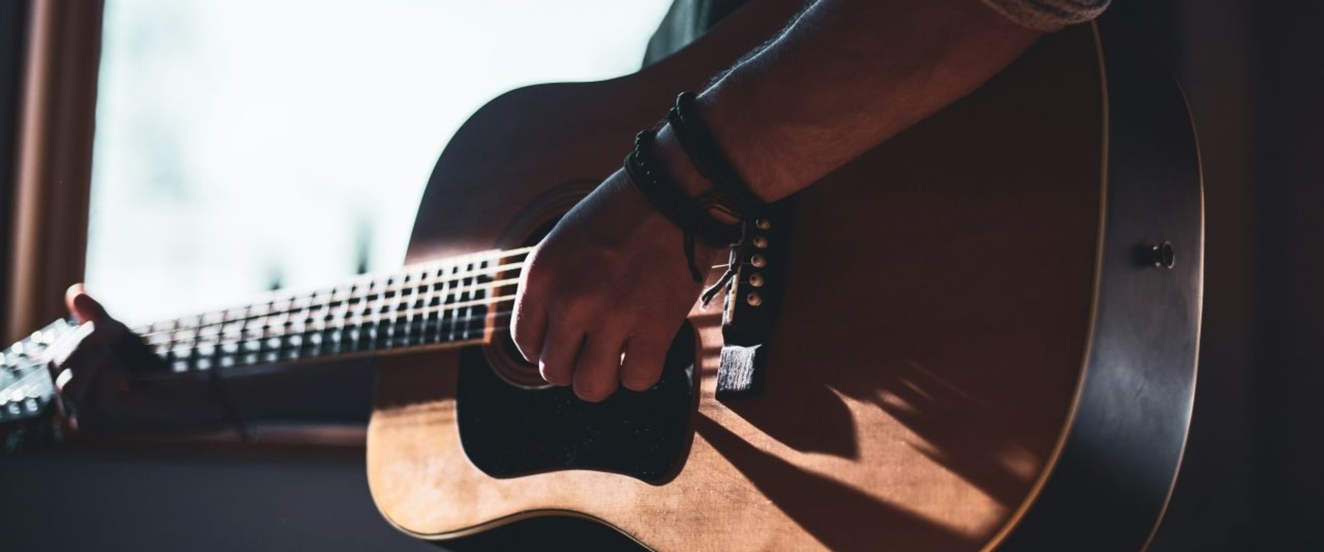 Songs für Fortgeschrittene: Gitarrenmusik zur Verbesserung Ihrer Fähigkeiten beherrschen