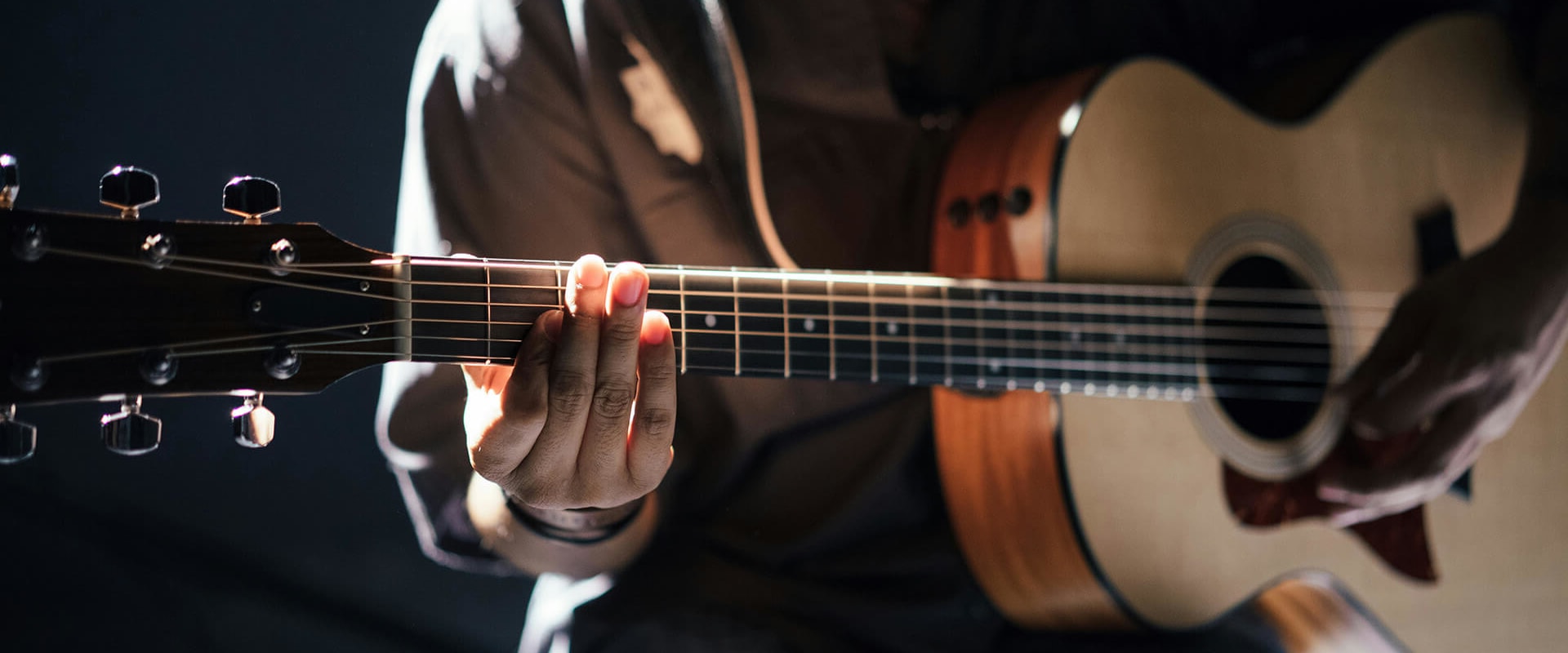 Wie man fortgeschrittene Schlagmuster auf der Gitarre meistert