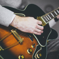 Noten und Skalen verstehen: Ein Leitfaden zur Verbesserung Ihrer Gitarrenfähigkeiten